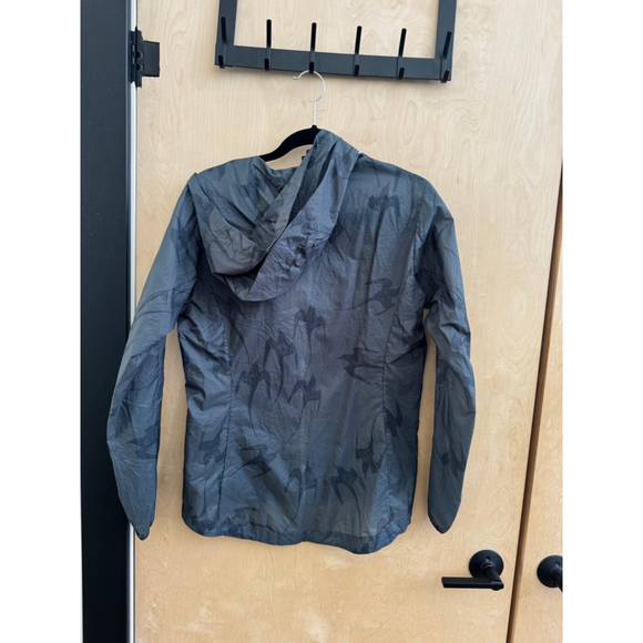 Women's Patagonia Houdini Gray patterned Hooded windbreaker with Yellow Zipper - Picture 2 of 3